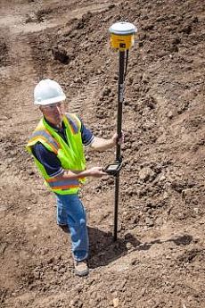site engineer using Site Positing Systems Essential kit